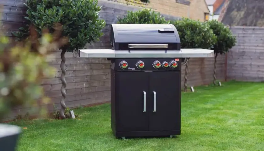 Svart gasolgrill i trädgården, redo för sommarens grillfester. Kanske en av modellerna som testas i Aftonbladet?