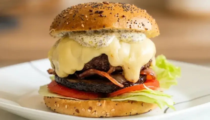 Pyszny, soczysty hamburger z rozpływającym się serem i chrupiącym boczkiem. Idealny przepis na to, jak zrobić hamburgera, który zachwyci każdego!