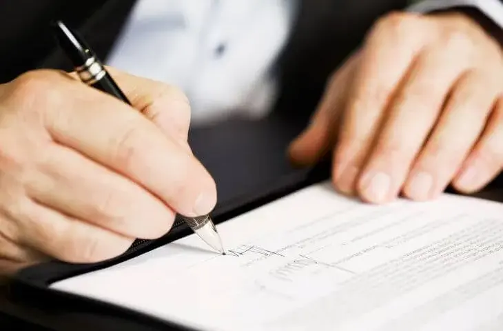 Ile kosztuje poświadczenie notarialne? Sprawdź ceny i szczegóły