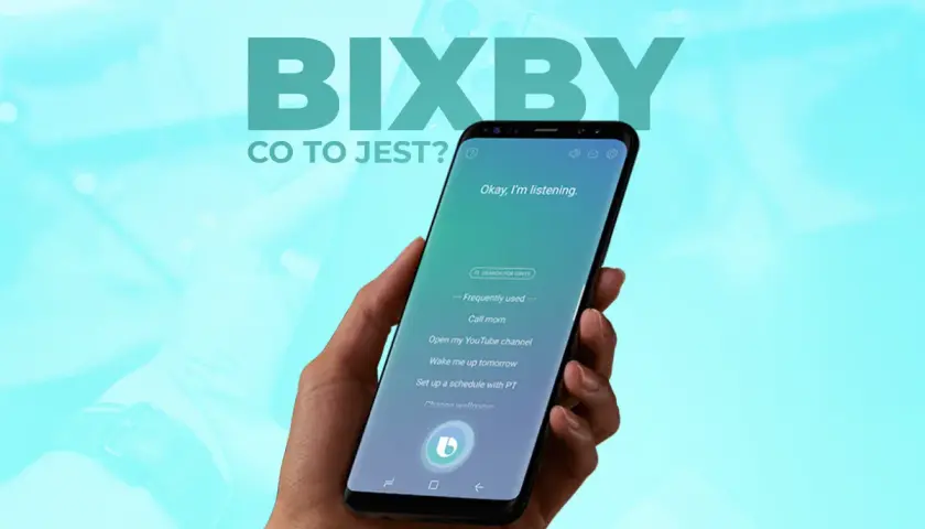 Dłoń trzyma smartfon z włączonym asystentem Bixby. Na ekranie widać komunikat "Okay, I'm listening." oraz przykładowe komendy, np. "Call mom". Bixby co to?