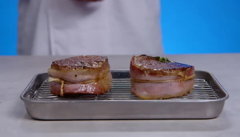 Deux filets mignons au four, enveloppés de lard, prêts à être dégustés.