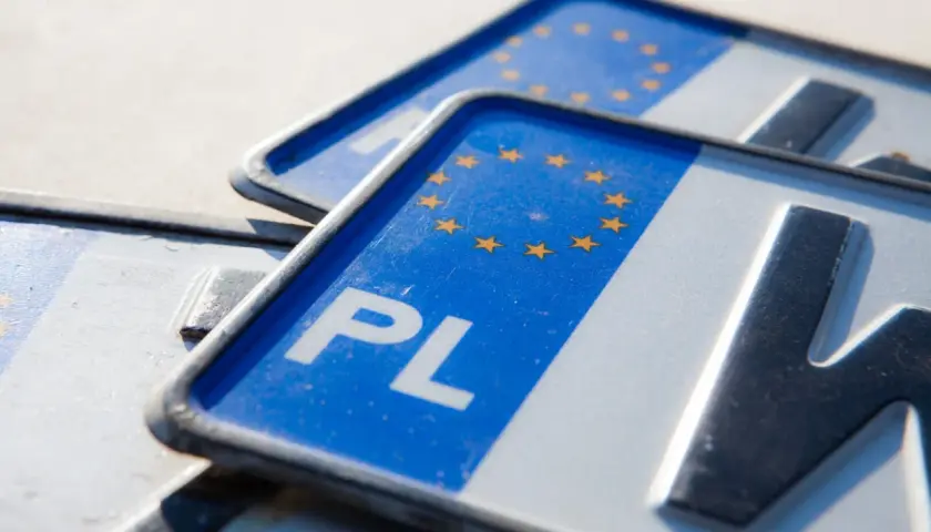 Jak przerejestrować auto bez wymiany tablic w 2026? Koszt 66,50 zł