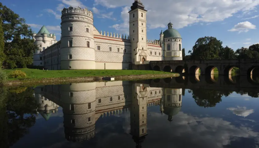 Zamek Krasiczyn i jego odbicie w wodzie. Sprawdź krasiczyn park cennik przed wizytą.