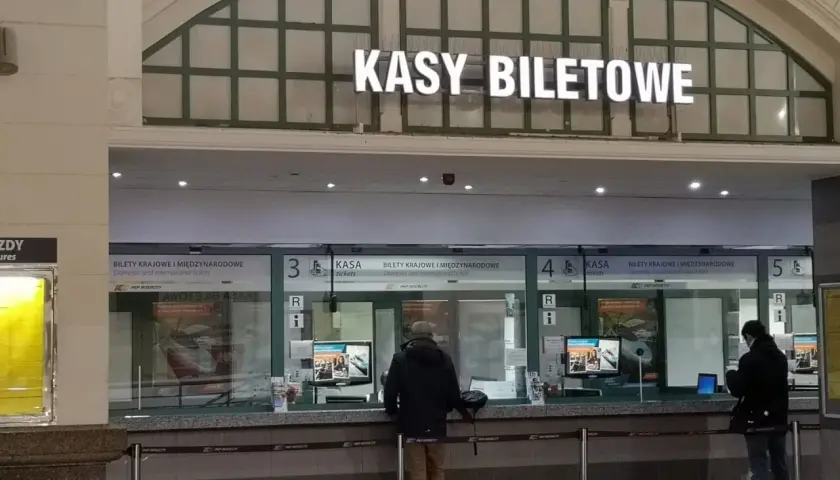 Kasy biletowe PKP Intercity. Zastanawiasz się, jak zwrócić bilet Polregio? Tutaj uzyskasz pomoc.