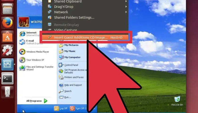 Wirtualna maszyna VirtualBox z systemem Windows XP. Kliknięcie "Insert Guest Additions CD image..." jest kluczowe.