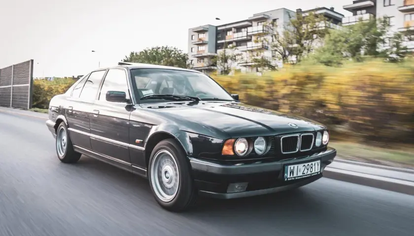 BMW E34 – wyjątkowa specyfikacja, osiągi i cechy kultowego sedana