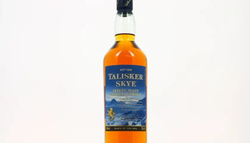 Bouteille de Talisker Skye, un single malt écossais. Son étiquette évoque la beauté sauvage de l'île de Skye, promettant une expérience fumée et épicée. Un avis Talisker Skye à découvrir.