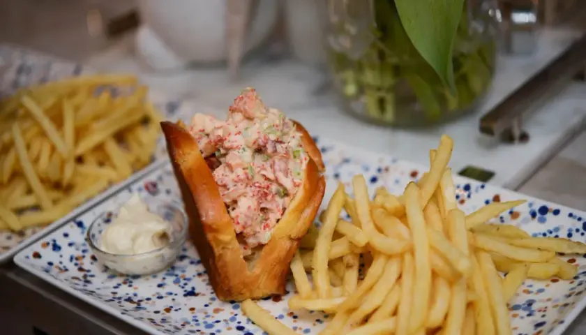 En saftig lobster roll med pommes frites och en liten skål majonnäs. En perfekt lunch!