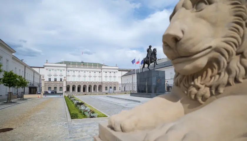 Pomnik lwa przed Pałacem Prezydenckim. Czy ustawa budżetowa na 2026 rok przetrwa bez weta nowego prezydenta?