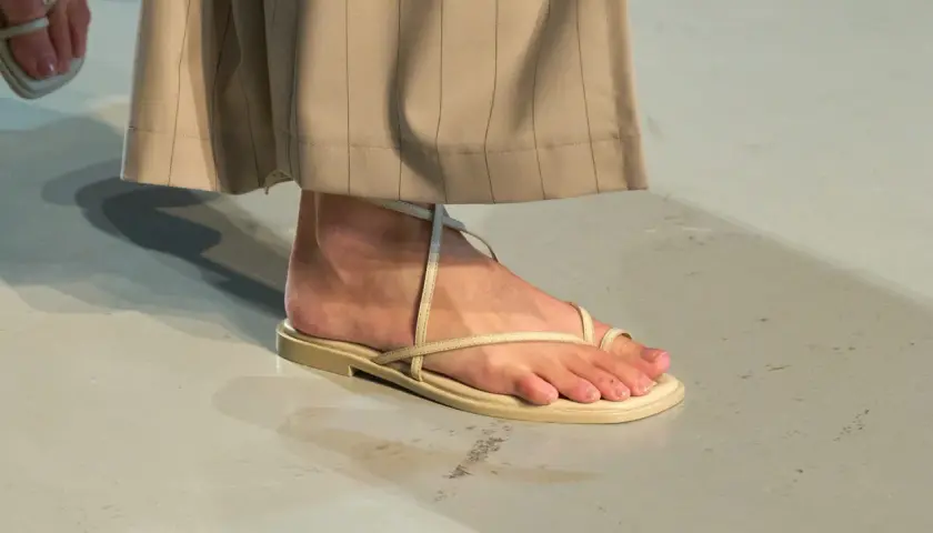 Sandalias tendencia de tiras finas y suela plana, perfectas para un look minimalista.