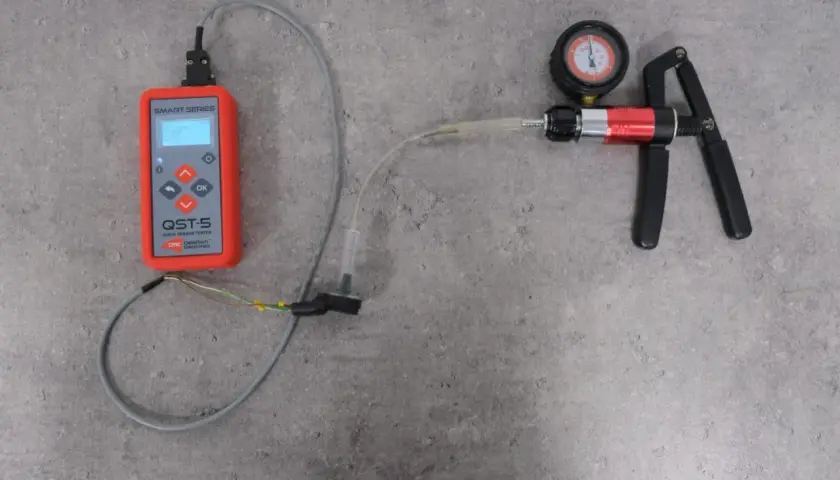 Tester QST-5 i próżniomierz z pompką ręczną pokazują, jak działa map sensor, symulując zmiany ciśnienia.
