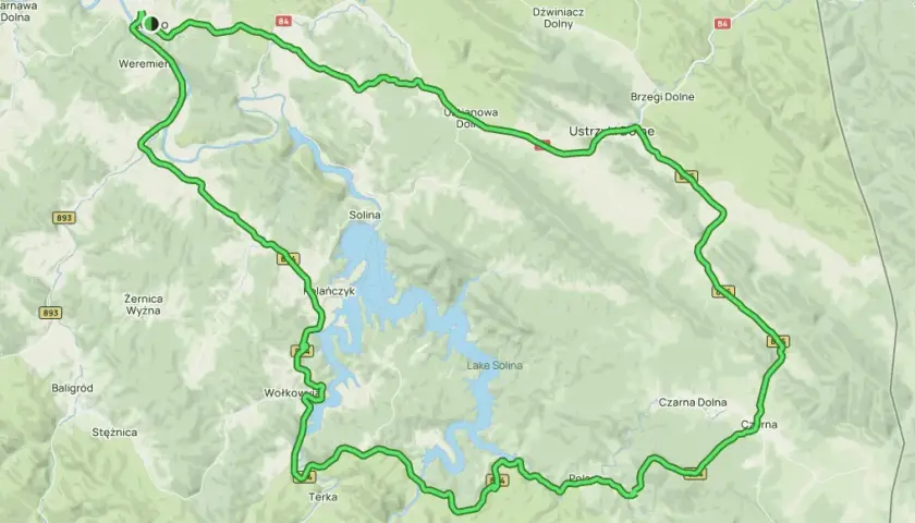 Mapa z zaznaczoną zieloną trasą wokół Jeziora Solina. To mała pętla bieszczadzka trasa, która prowadzi przez malownicze tereny.