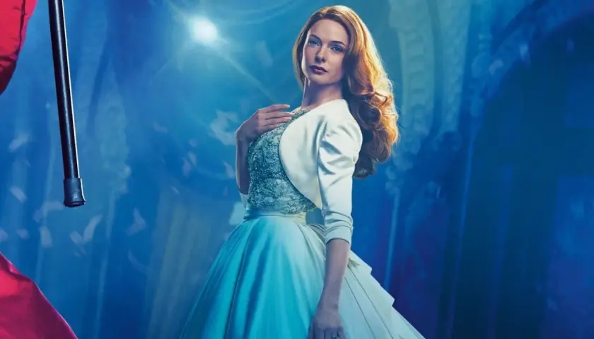Rebecca Ferguson i en vacker klänning, redo för en föreställning. En scen från filmer med Rebecca Ferguson.