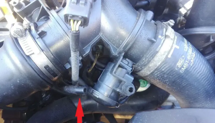 Silnik Volvo V50 słabo przyspiesza? Sprawdź ten element układu dolotowego, zaznaczony czerwoną strzałką.