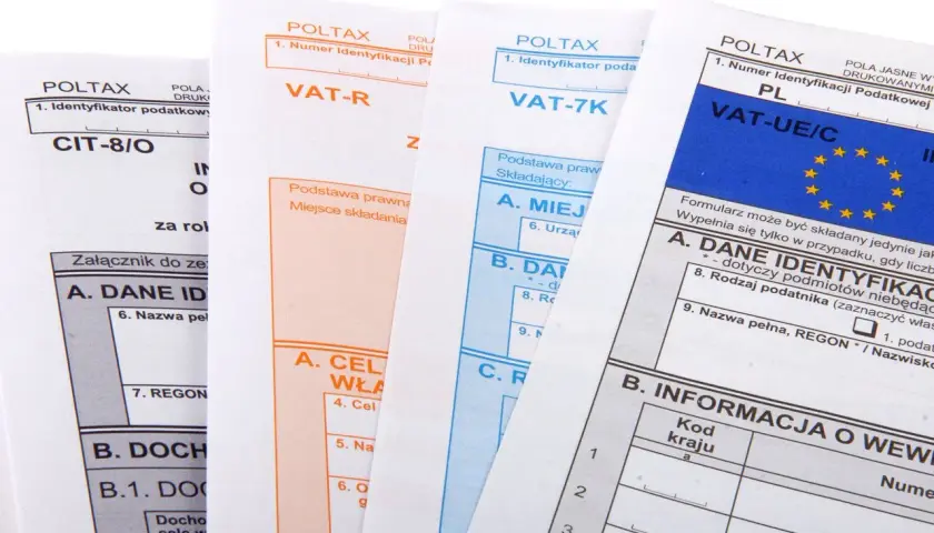 Formularze podatkowe, takie jak VAT-R, VAT-7K, VAT-UE/C, CIT-8/O, zawierają dane do faktury imiennej, identyfikator podatkowy, REGON i inne informacje.