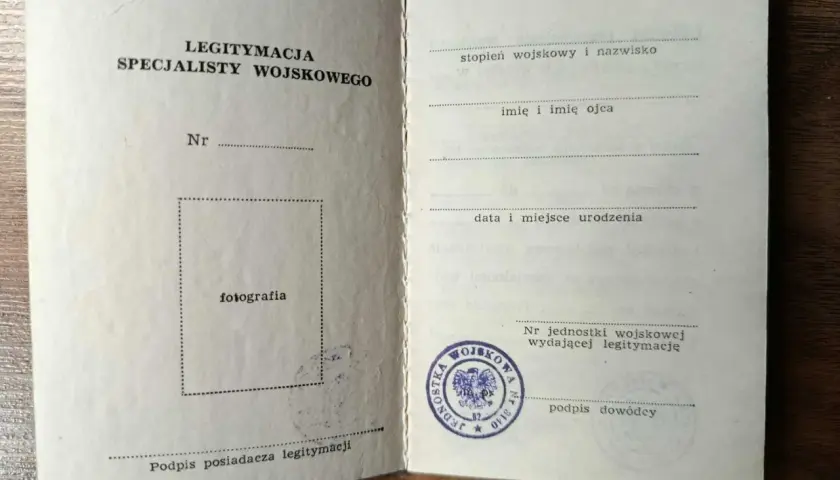 Stara legitymacja specjalisty wojskowego z miejscem na zdjęcie i pieczęcią jednostki.