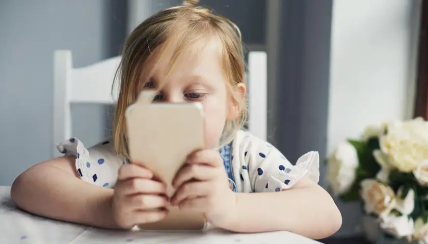 Jak telefon komórkowy wpływa na rozwój dziecka - negatywne skutki ekranów