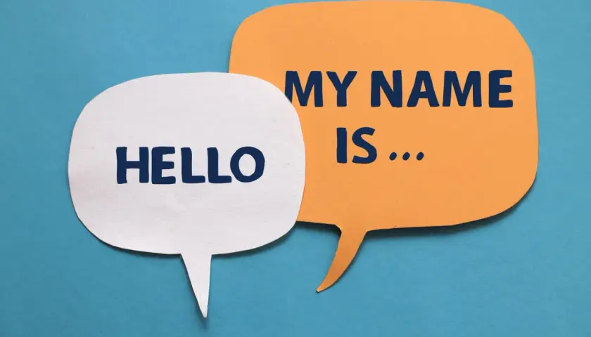 Dwie dymki: biała z napisem "HELLO" i pomarańczowa z "MY NAME IS...". Idealne do nauki angielskich imion męskich.