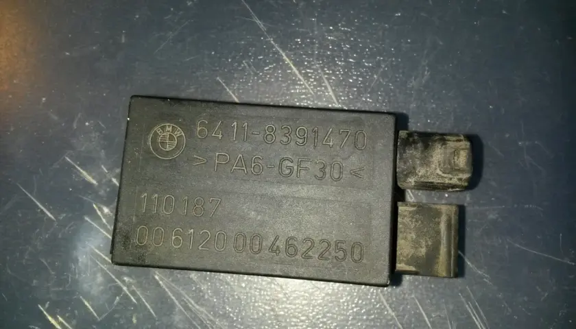 Czujnik AUC BMW z numerem 6411-8391470, wykonany z PA6-GF30.