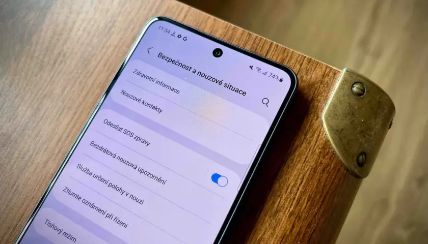 Ustawienia telefonu Samsung: włączony alarm sos, opcje bezpieczeństwa i sytuacji awaryjnych.