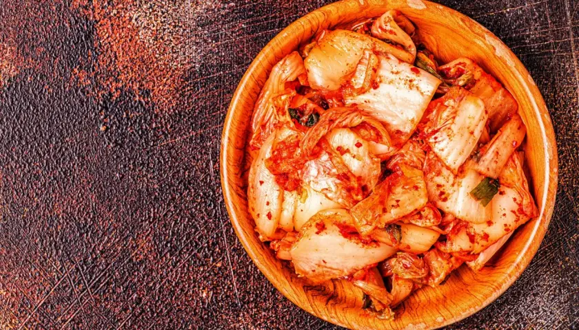Kimchi: Ile wytrzyma w lodówce? Sekrety świeżości i smaku.