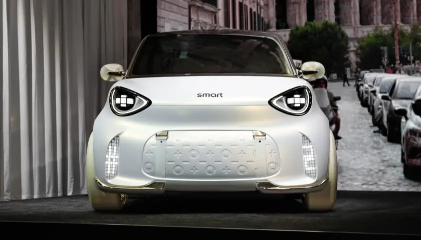 La nuova smart #2, un'auto elettrica dal design futuristico, si presenta con fari a LED luminosi e un frontale unico.