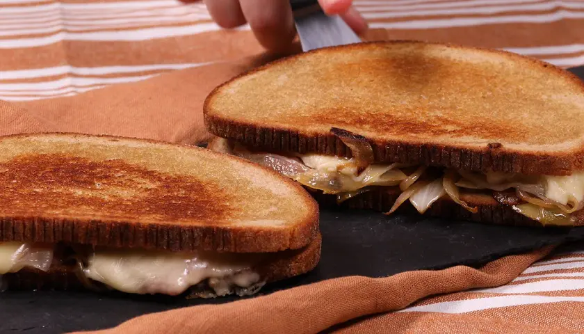 Deux croque montagnards gourmands, pain grillé, fromage fondant et oignons caramélisés. Un délice réconfortant.