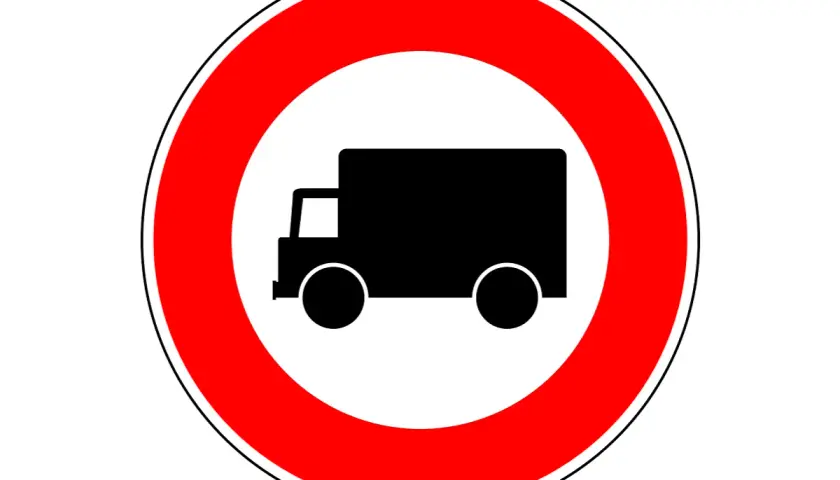 Znak zakazu wjazdu dla samochodów ciężarowych. Oznacza zakazy weekendowe dla transportu.