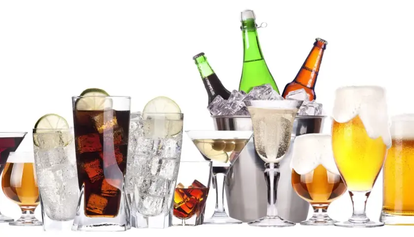 Różnorodne drinki i piwa, zastanawiasz się, ile kieliszków to pół litra? Odpowiedź zależy od wielkości kieliszka!