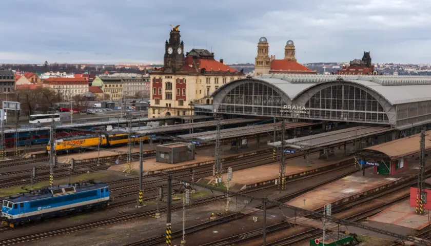 Widok na Dworzec Główny w Pradze, gdzie można sprawdzić czeskie koleje rozkład jazdy. Widać pociągi i zabytkową architekturę.