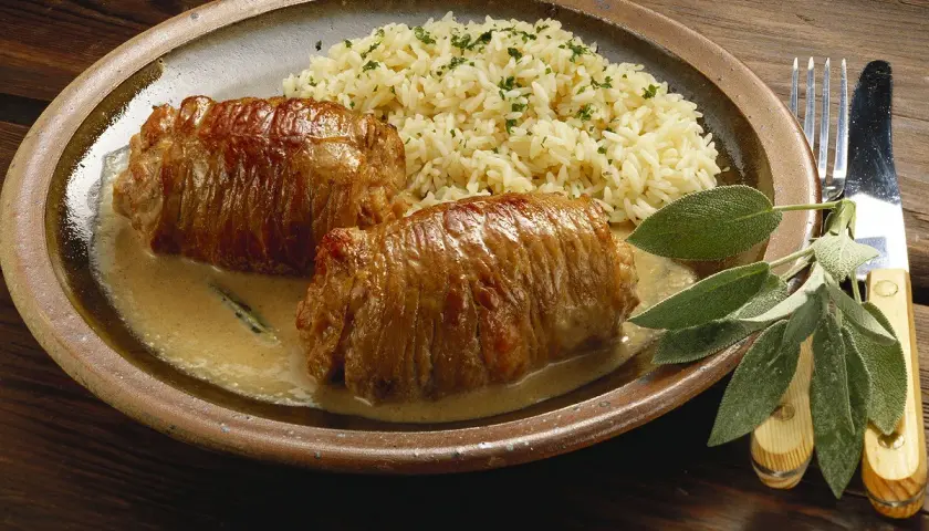 Deux paupiettes de veau en sauce crémeuse, accompagnées de riz persillé. Quel vin avec des paupiettes de veau ? Un blanc sec ou un rouge léger serait parfait.