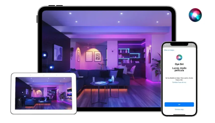 Una casa inteligente con luces de ambiente moradas y azules, controlada por Siri. El atajo "Luces modo película" se ha añadido.