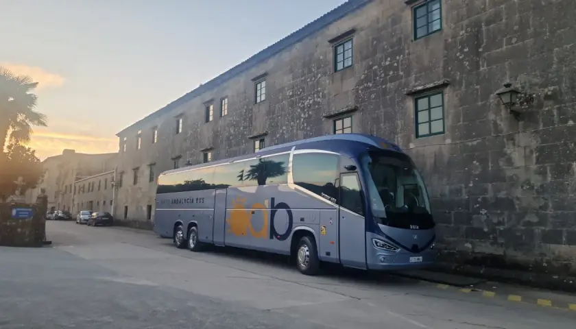Autobús de Auto Andalucía Bus listo para circuitos por España para mayores de 55 años.