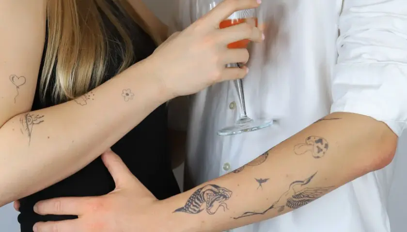 Para uczciła rocznicę ślubu tatuażem. Na ramionach widnieją delikatne wzory: balonik, chmurki, kwiatki, oko, wąż, grzyb, żuraw i ptak.
