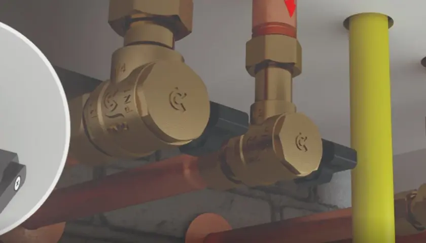 Instalacja hydrauliczna z mosiężnymi zaworami. Zastanawiasz się, gdzie zamontować zawór zwrotny przed czy za pompą?