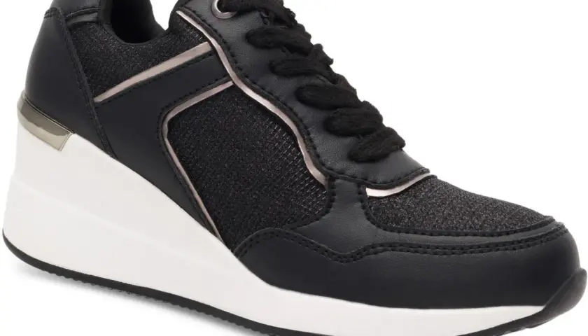 Czarne buty na koturnie Clara Barson z siateczką i metalicznymi detalami.