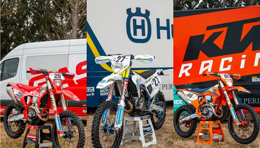 Tres motos de cross: una roja GasGas, una blanca Husqvarna y una naranja KTM, listas para la acción de Pierer Mobility.