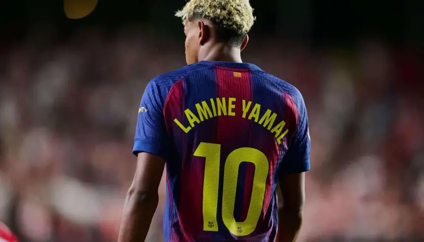 Piłkarz Lamine Yamal w koszulce FC Barcelony z numerem 10.