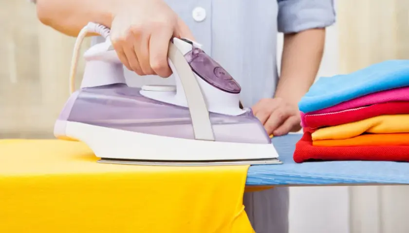 Zamaskuj dziurę w bluzce: odśwież styl i bądź eko!