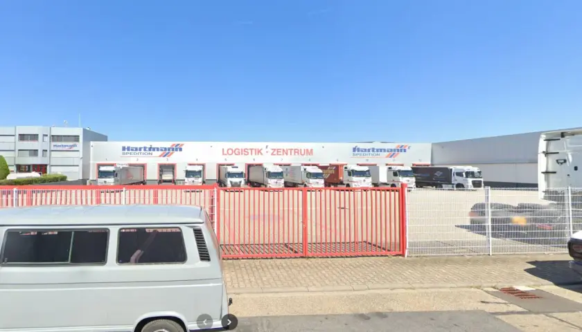 LKW-Flotte vor dem Logistikzentrum der Hartmann Spedition & Logistik AG.