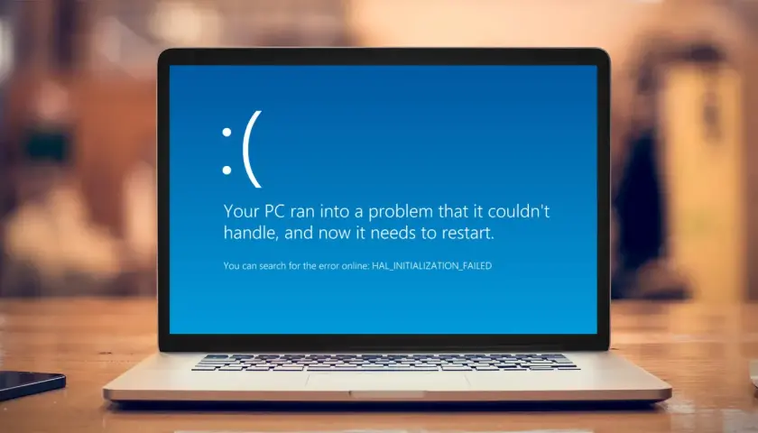Niebieski ekran w laptopie z błędem HAL_INITIALIZATION_FAILED. Komputer wymaga restartu.