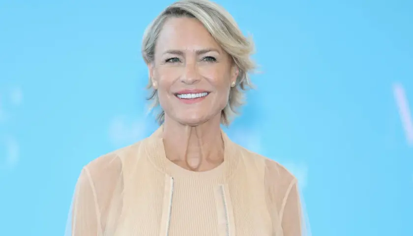 Mujer sonriente con cabello rubio y corte moderno. Inspiración para 50 año cortes de pelo que rejuvenecen a los 50.