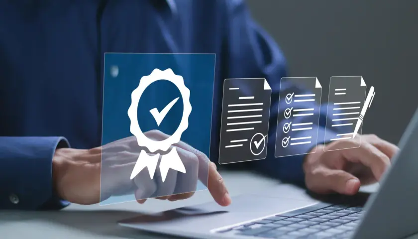 Proceso de validación certificado digital con iconos de documentos y sello de aprobación.