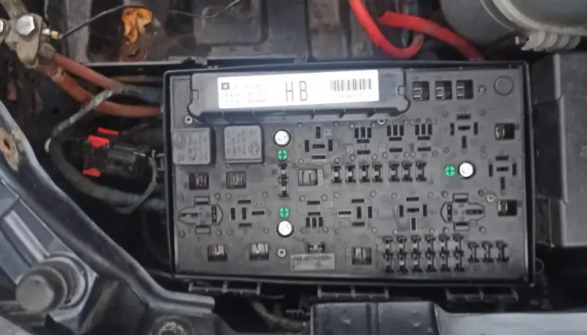 Gdzie są bezpieczniki w Oplu Zafirze B? Oto kluczowe lokalizacje