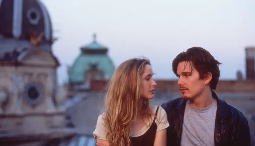 Prima dell'alba, la trilogia: Jesse e Celine si guardano su un tetto, con cupole sullo sfondo.