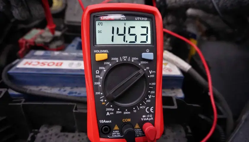 Multimetr pokazuje 14.53V DC, co jest prawidłowym napięciem ładowania. Tak sprawdzisz alternator miernikiem.