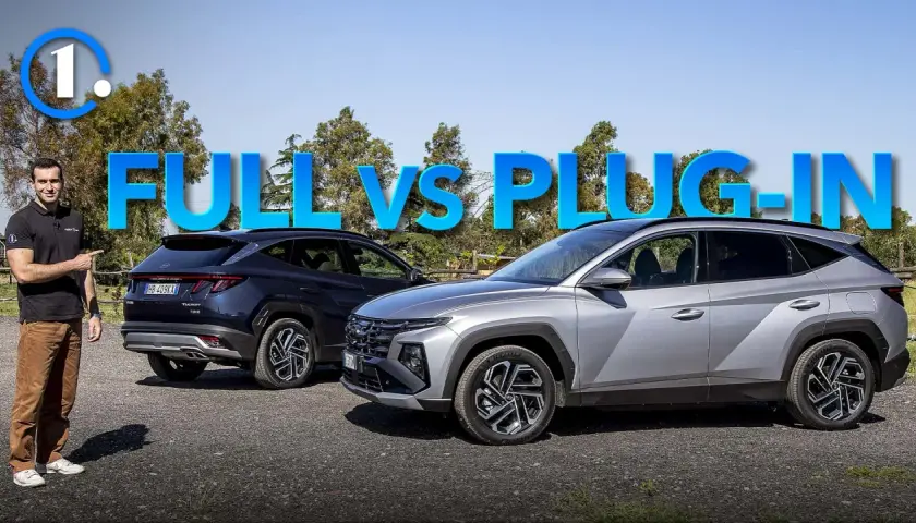 Confronto tra full hybrid modelli: un uomo indica due Hyundai Tucson, una blu e una grigia, sotto la scritta "FULL VS PLUG-IN".