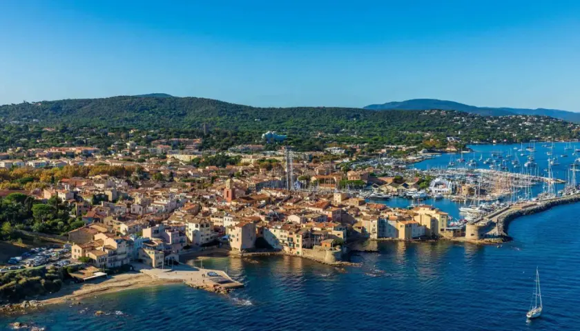 Jak dojechać z Nicei do Saint-Tropez? Najlepsze opcje transportu i czas podróży
