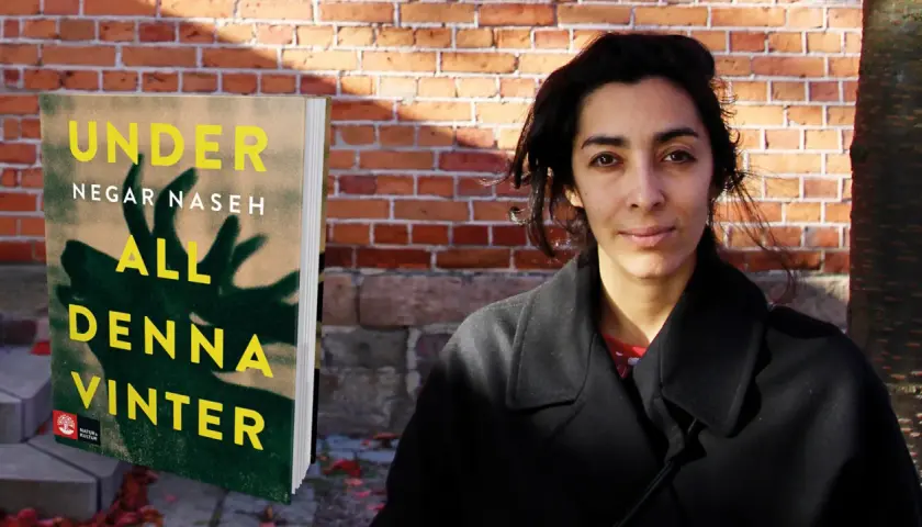 Negar Naseh poserar bredvid sin bok "All denna vinter".
