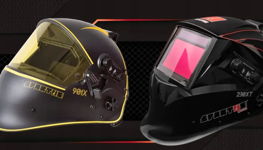 Dwie maski spawalnicze Spartus: czarna z żółtymi akcentami i żółtym wizjerem (model 901X) oraz czarna z czerwonymi liniami i czerwonym wizjerem (model 230XT). Pomoc w wyborze: jakie szkło do maski spawalniczej.